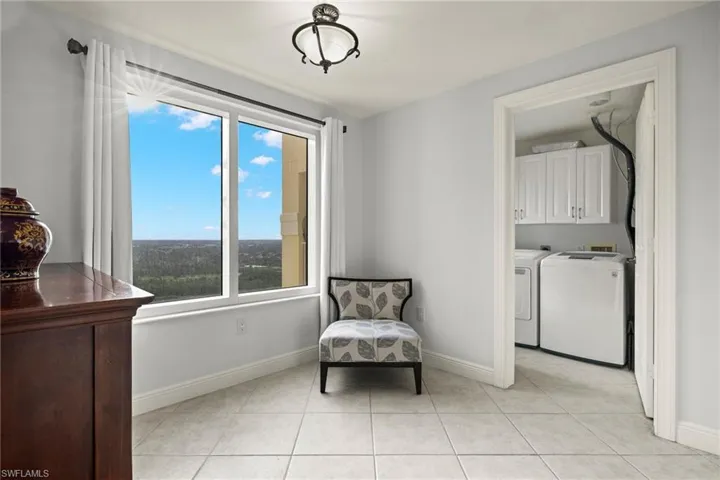 Sitting Room/Breakfast Nook