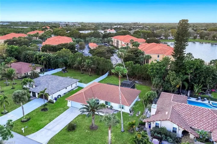 MINUTES to downtown Bonita Springs!