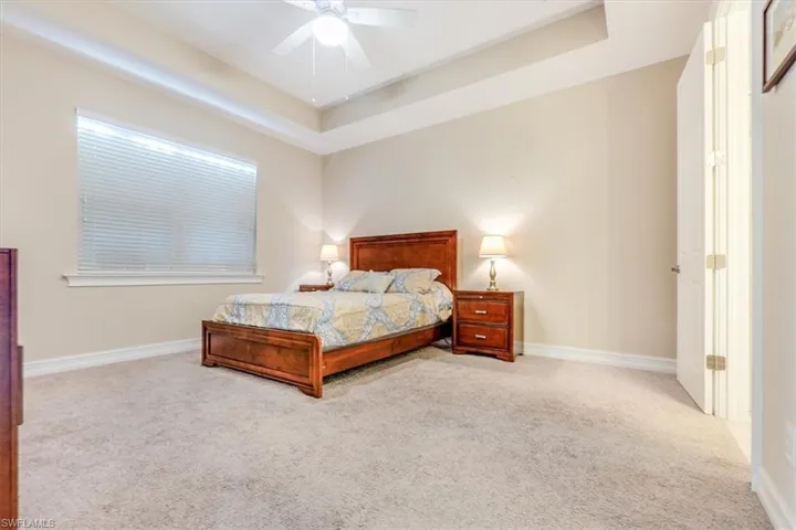 Large primary room, walk-in closet