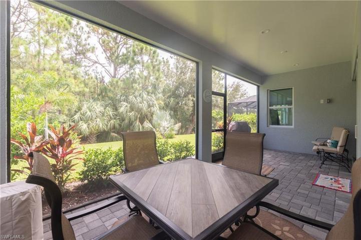 ROOMY ENCLOSED LANAI