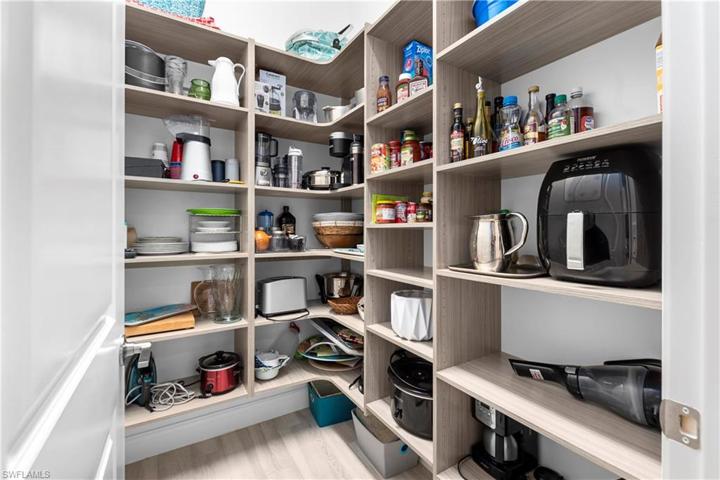CUSTOM PANTRY