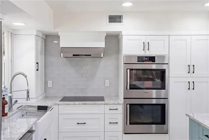Kitchen w Double Ovens