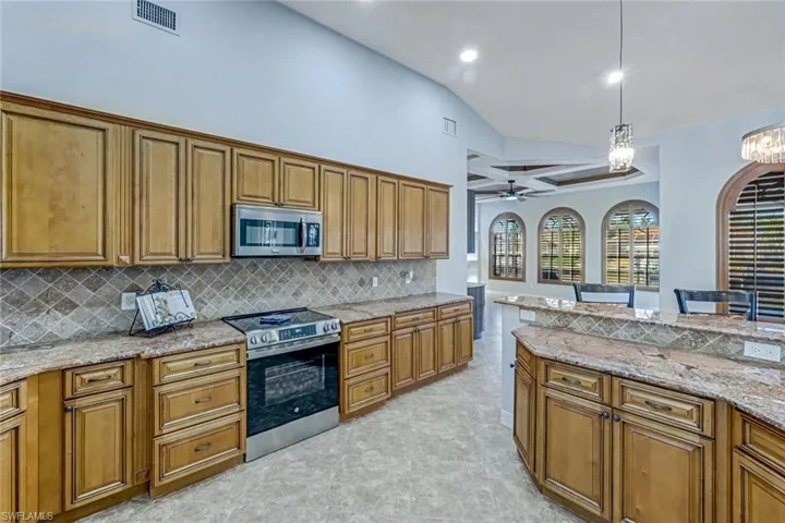 OVERSIZED GOURMET KITCHEN