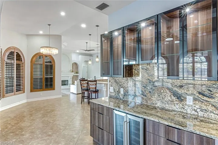 BACK LIVING SPACE W BAR