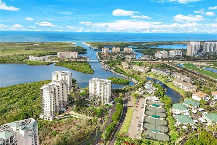 752  Wiggins Lake  DR, Naples, FL 34110