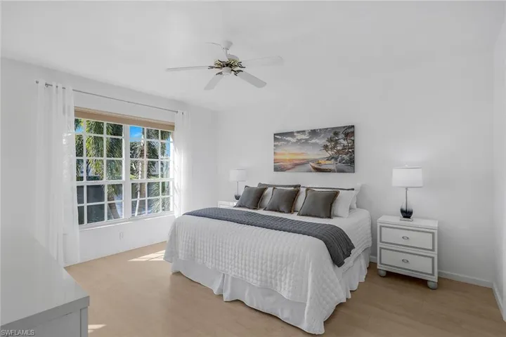 752  Wiggins Lake  DR, Naples, FL 34110