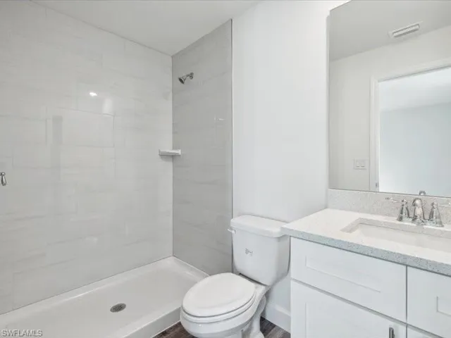 1904 NE 2nd  PL, Cape Coral, FL 33909