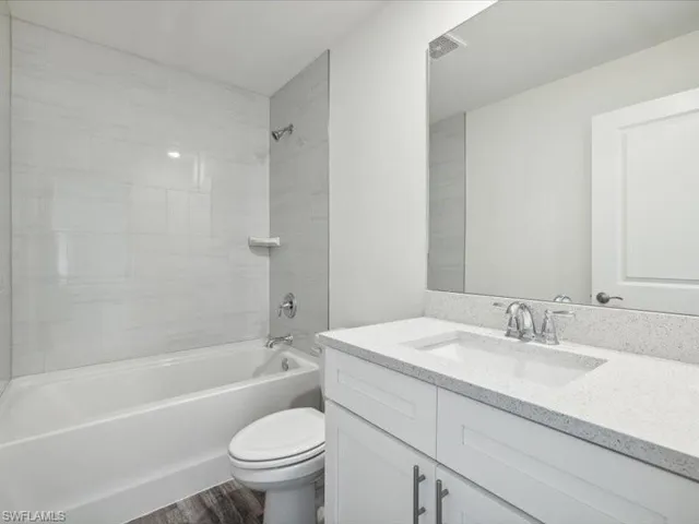1904 NE 2nd  PL, Cape Coral, FL 33909