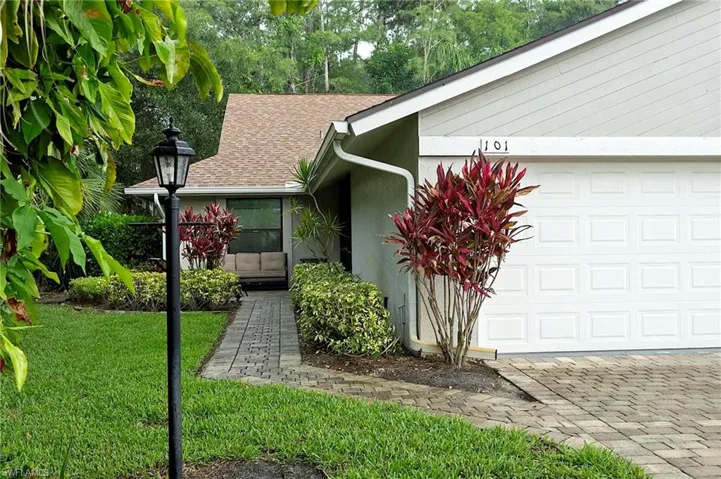 101  Fox Glen  DR, Naples, FL 34104