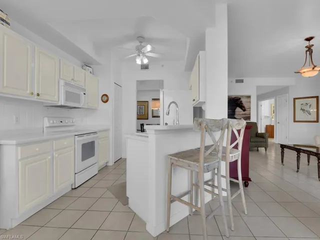 Kitchen w/ Breakfast Bar
