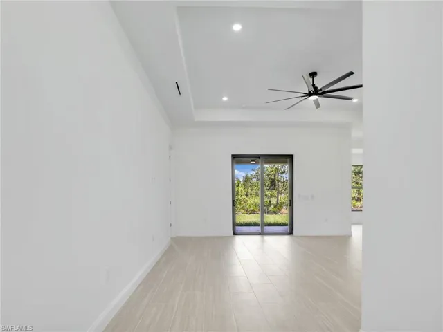 Tray ceiling and ceiling fan