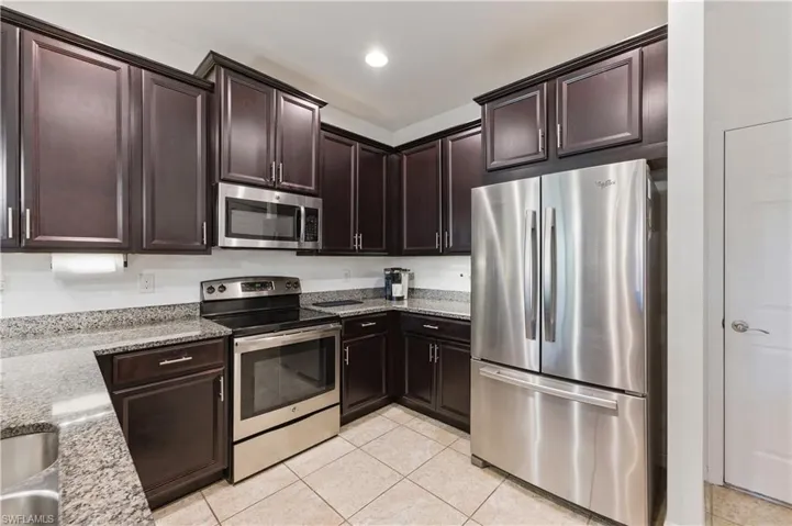 Kitchen with stainless steel appliances (refrigerator, oven, microwave and dishwasher)