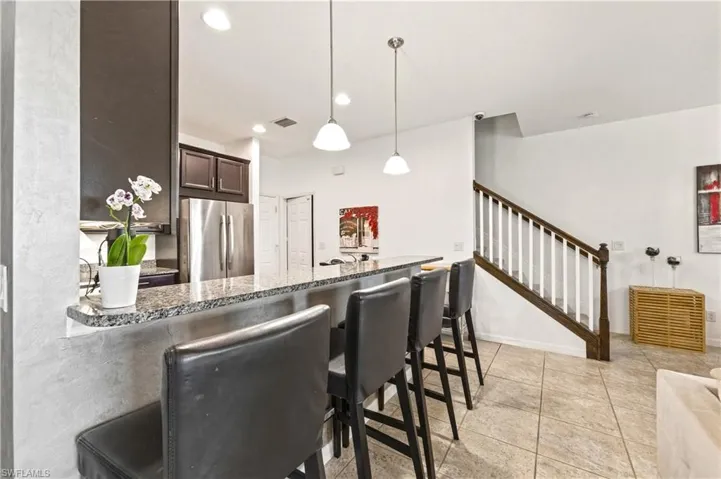 Kitchen with peninsula