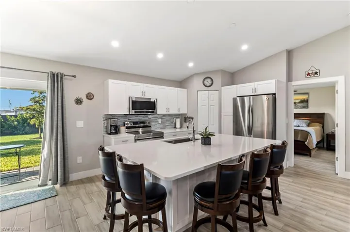 Island Seating for 5. Barstools included!