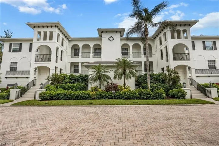 825  Bentwater  CIR, Naples, FL 34108