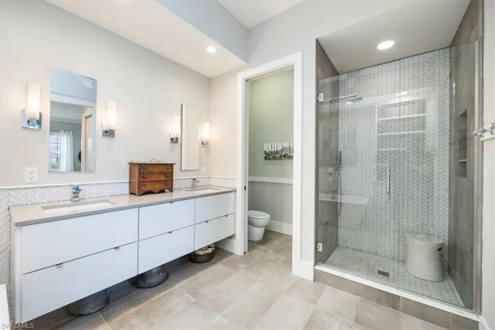 825  Bentwater  CIR, Naples, FL 34108