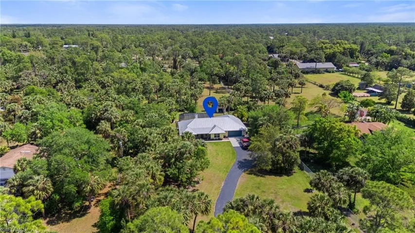 Birds eye view of property featuring a forest view
