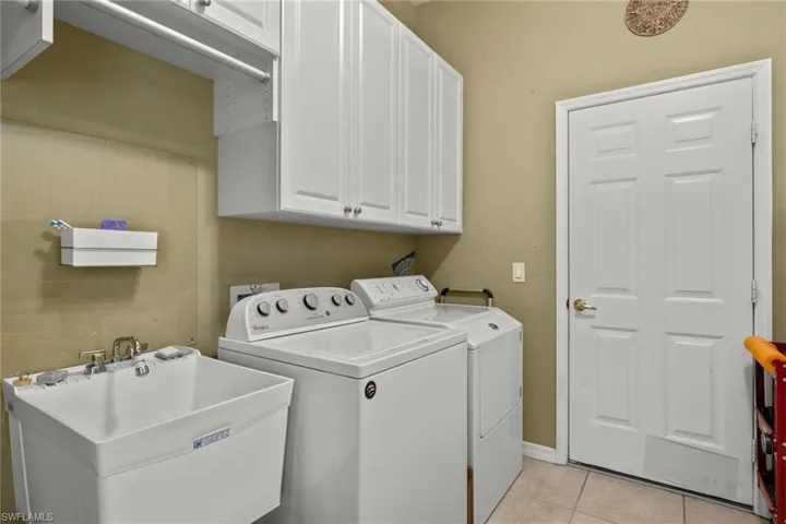 109  Wilmington  PKWY, Cape Coral, FL 33993