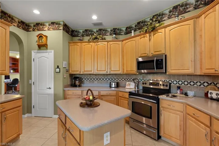 109  Wilmington  PKWY, Cape Coral, FL 33993