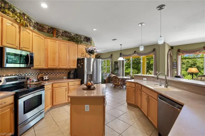 109  Wilmington  PKWY, Cape Coral, FL 33993