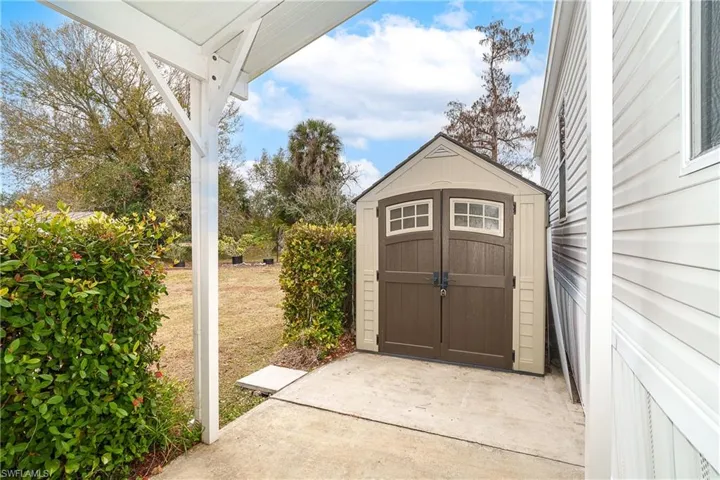 Entrance to property featuring a patio area