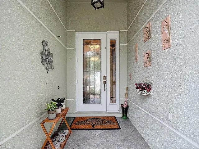 Screened Tiled Entry