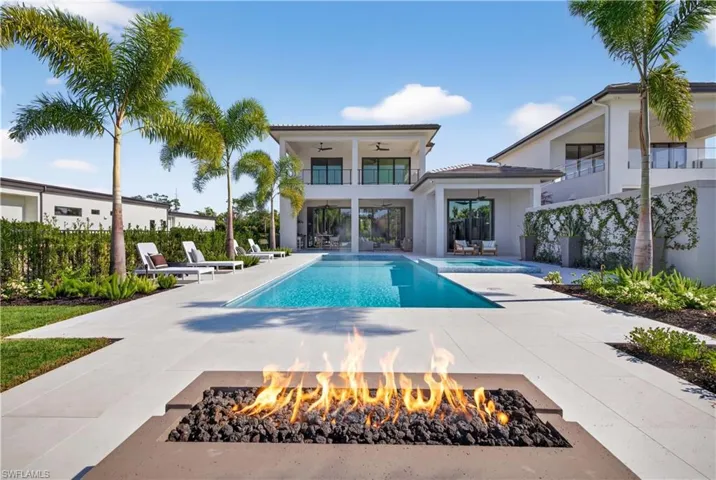 Integrated pool / hot tub with a balcony and a patio area