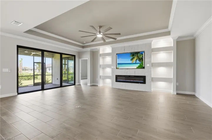 Tray ceiling with crown molding and ceiling fan