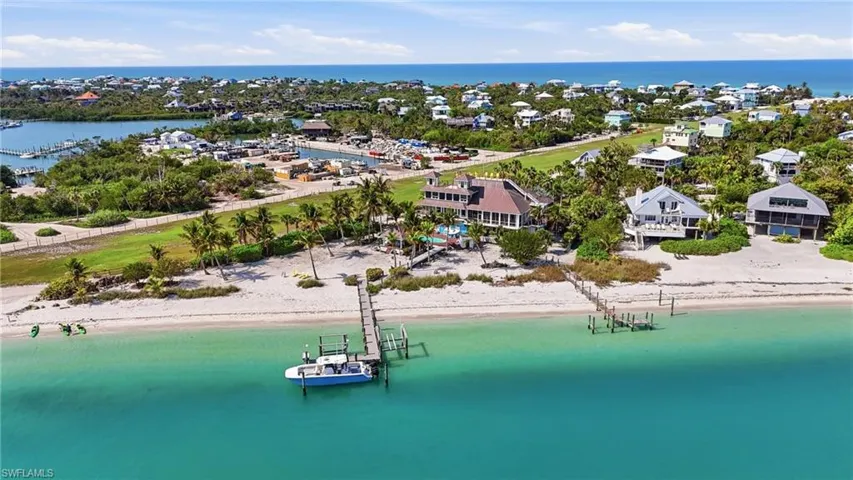 A boater’s dream with easy access to Pine Island Sound, dolphin-filled waters, Costa Cayo adventures, and the famed tarpon fishing grounds of Boca Grande Pass.
