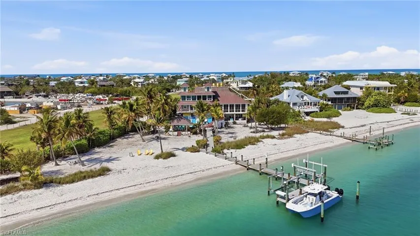 A boater’s dream with easy access to Pine Island Sound, dolphin-filled waters, Costa Cayo adventures, and the famed tarpon fishing grounds of Boca Grande Pass.