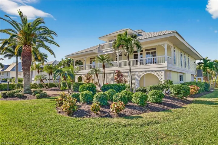 View of front facade featuring a front yard