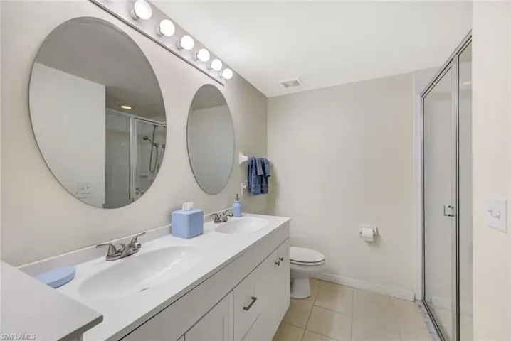 DOUBLE SINKS & WALK-IN SHOWER