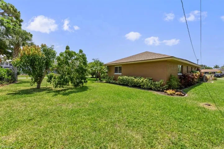 View of grassy yard
