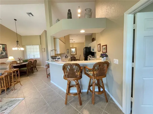 Kitchen and breakfast bar area
