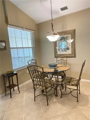 Breakfast area-flex space