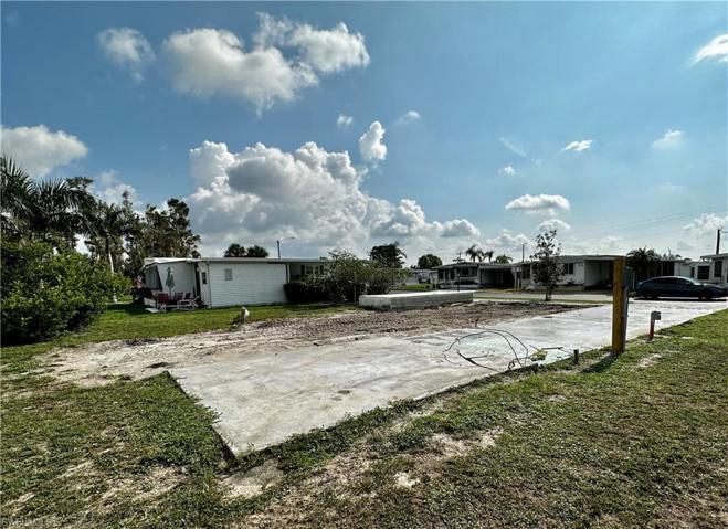 Low monthly fee $170 includes recreation facilities, common grounds maintenance, and trash pick-up.