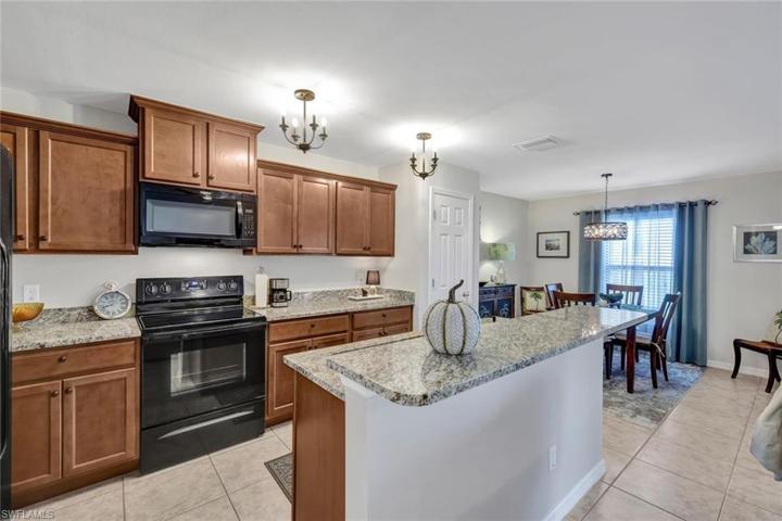 Gorgeous Eat-in Kitchen features raised-panel wood cabinets, pantry, and all appliances.