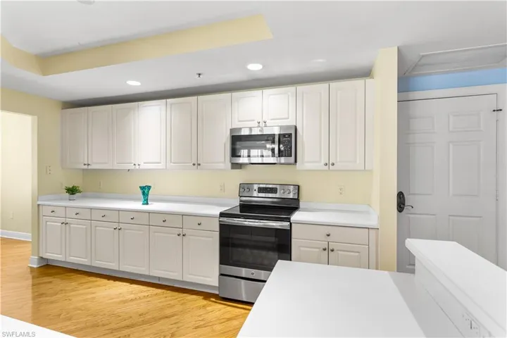Very beautiful and versatile with ample space for your gourmet endeavors!
