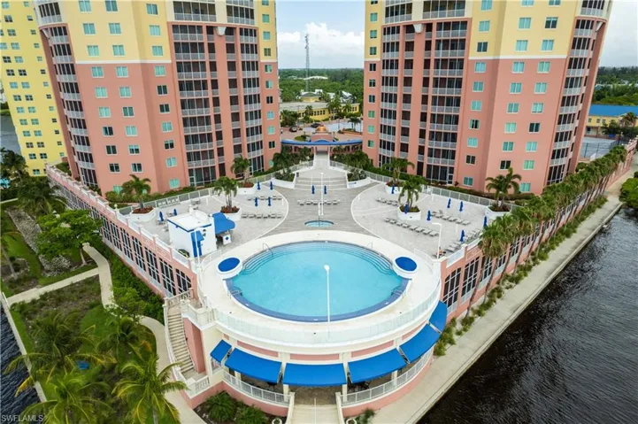 Pool with a spa/hot tub overlooking the Caloosahatchee river (open for evening swimming until 10 pm!)