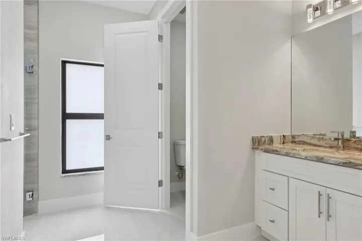 Dual sinks with granite countertops