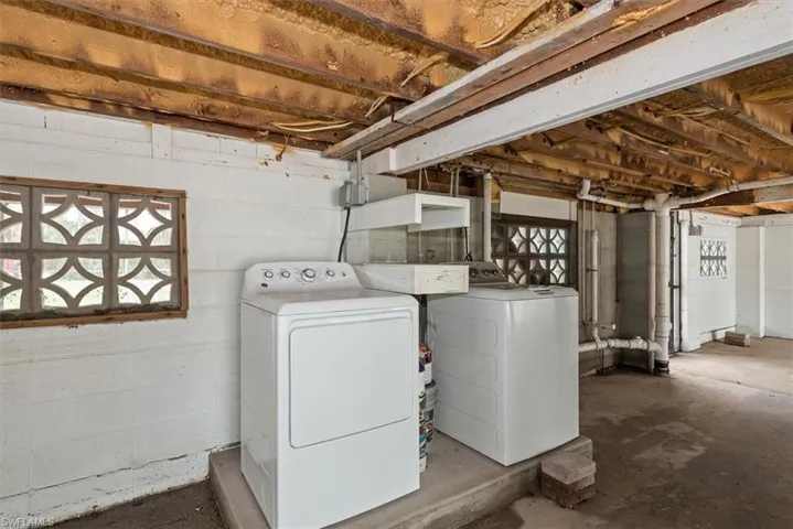 Laundry room with independent washer and dryer