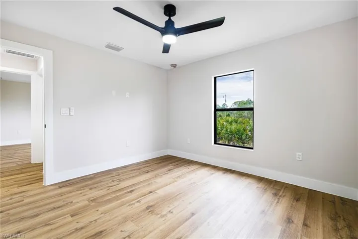 Unfurnished room featuring light wood-style flooring and ceiling fan