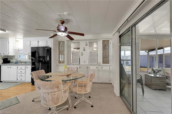 Dining room with ceiling fan