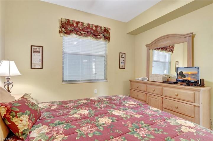 Queen size guest bedroom