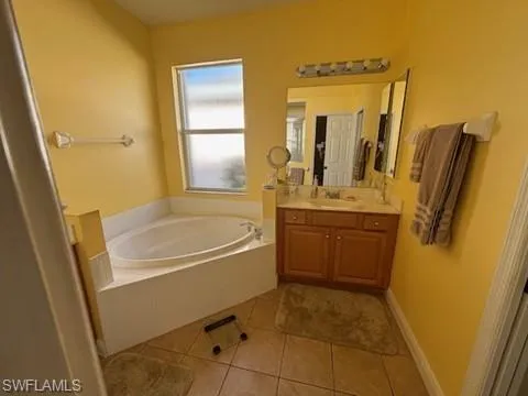 Empty room featuring light tile patterned floors and a ceiling fan