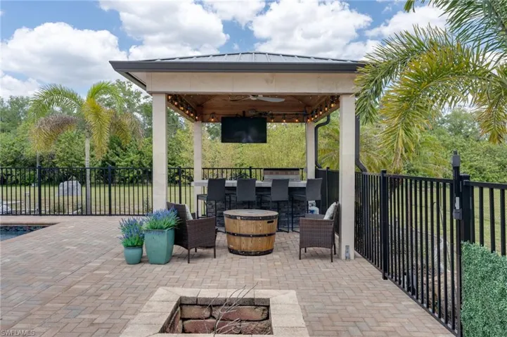Outdoor kitchen with Bull grill and refrigerator