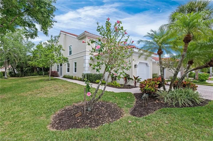 Big side yard, No neighbor on one side