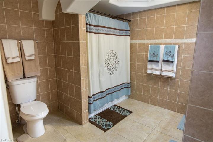 Ensuite guestroom bath