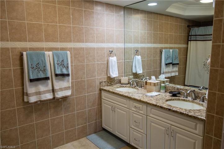 Ensuite guestroom bath