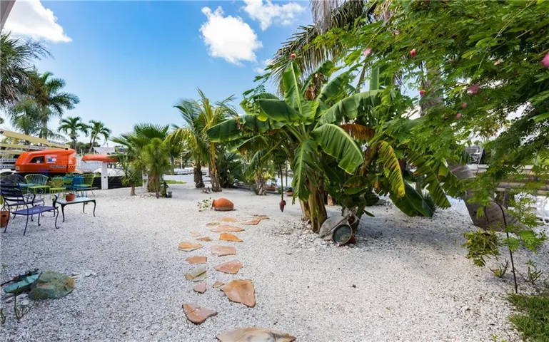 847 Oak St, Fort Myers Beach, Florida 33931